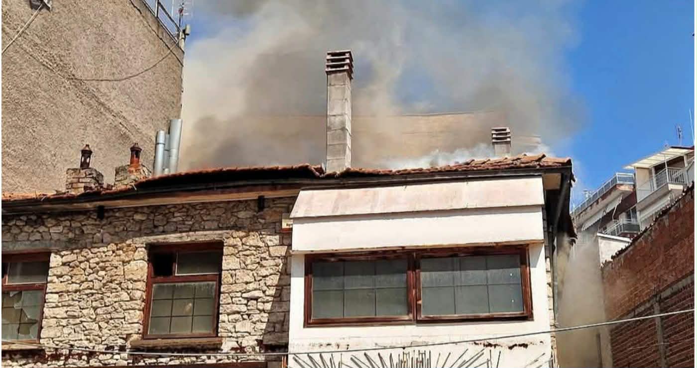 Κοζάνη: Φωτιά σε εγκαταλελειμμένο κτίριο στην οδό Ναυαρίνου – Άμεση κινητοποίηση της Πυροσβεστικής