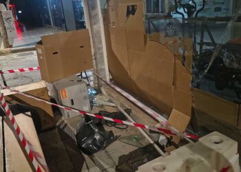 Κοζάνη: ΙΧ τα έκανε… γης μαδιάμ σε γνωστό κατάστημα -“Μπήκε” και έσπασε τη τζαμαρία