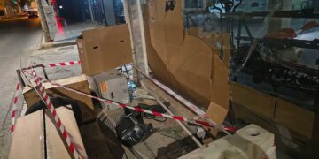 Κοζάνη: ΙΧ τα έκανε… γης μαδιάμ σε γνωστό κατάστημα -“Μπήκε” και έσπασε τη τζαμαρία