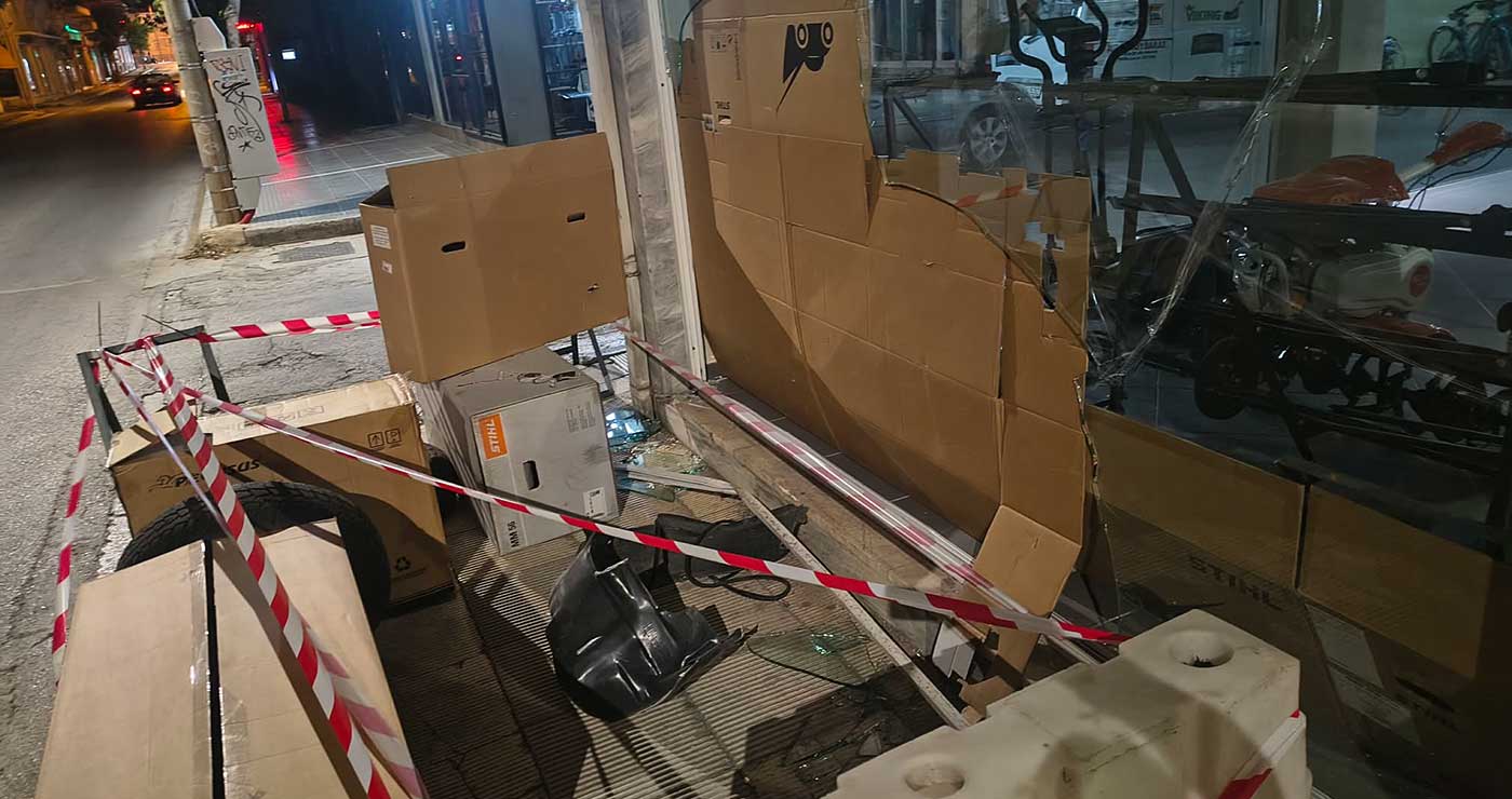 Κοζάνη: ΙΧ τα έκανε… γης μαδιάμ σε γνωστό κατάστημα -“Μπήκε” και έσπασε τη τζαμαρία