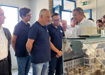 Στο τυροκομείο «Γκρέκα» στο Αμύνταιο Μητσοτάκης και Παπαθανάσης  – «Μικρές τοπικές επιχειρήσεις που παράγουν και δημιουργούν αξία»