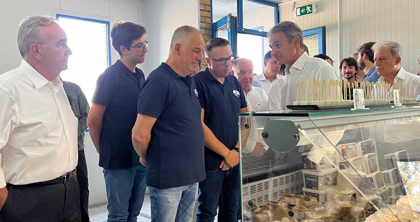 Στο τυροκομείο «Γκρέκα» στο Αμύνταιο Μητσοτάκης και Παπαθανάσης  – «Μικρές τοπικές επιχειρήσεις που παράγουν και δημιουργούν αξία»
