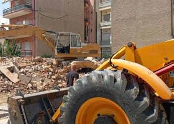 Πτολεμαΐδα: Κατεδαφίστηκε παλιό κτίσμα στην περιοχή της Αγίας Τριάδας – Στη θέση της να ανεγερθεί νέα οικοδομή