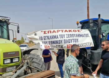 Πανό, τρακτέρ και διαμαρτυρίες στον ΑΗΣ Καρδιάς για την επίσκεψη Μητσοτάκη (φωτογραφίες)