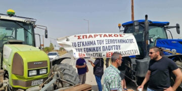 Πανό, τρακτέρ και διαμαρτυρίες στον ΑΗΣ Καρδιάς για την επίσκεψη Μητσοτάκη (φωτογραφίες)