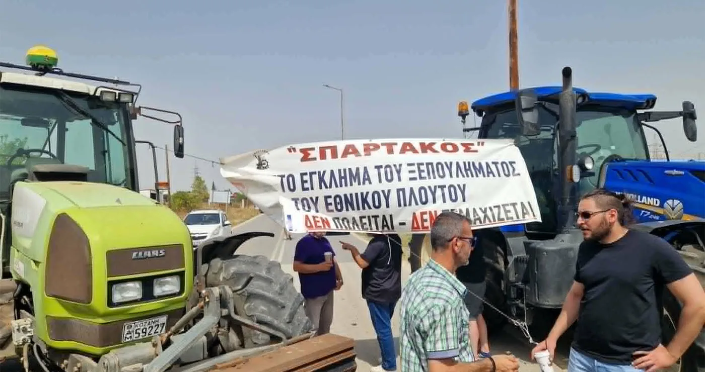 Πανό, τρακτέρ και διαμαρτυρίες στον ΑΗΣ Καρδιάς για την επίσκεψη Μητσοτάκη (φωτογραφίες)