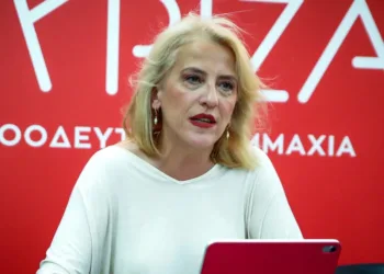 Η Δούρου διέγραψε την Κασιμάτη και ζητά από τη Γεροβασίλη να παραδώσει την έδρα, με 10 βουλευτές μένει ο ΣΥΡΙΖΑ