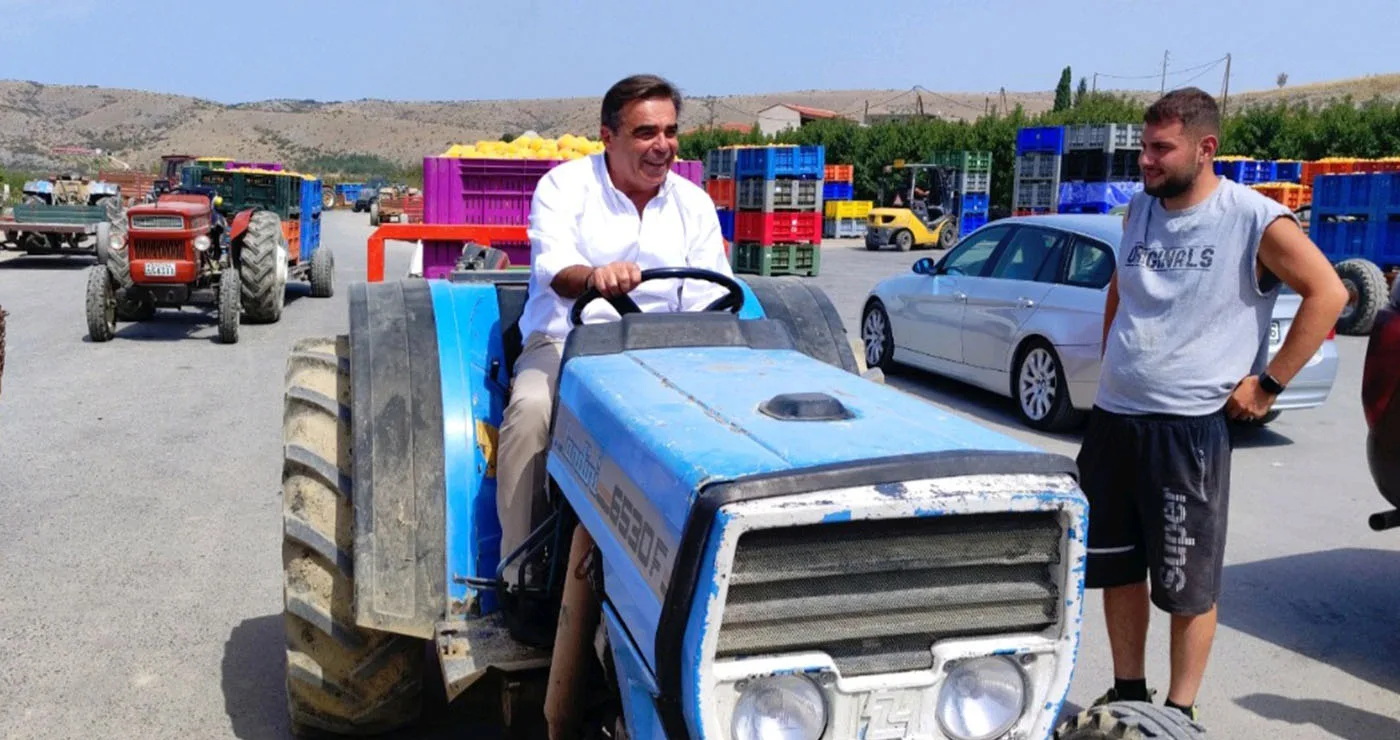 Ο Μαργαρίτης Σχοινάς σε Κοινότητες του Αμυνταίου: Στο επίκεντρο οι ζημιές από το χαλάζι και τα αδιάθετα συμπύρηνα ροδάκινα
