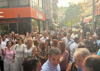 Εν αναμονή του Πρωθυπουργού στο Ode – The Place στην Κοζάνη – Οι πρώτες εικόνες του κόσμου που συγκεντρώθηκε