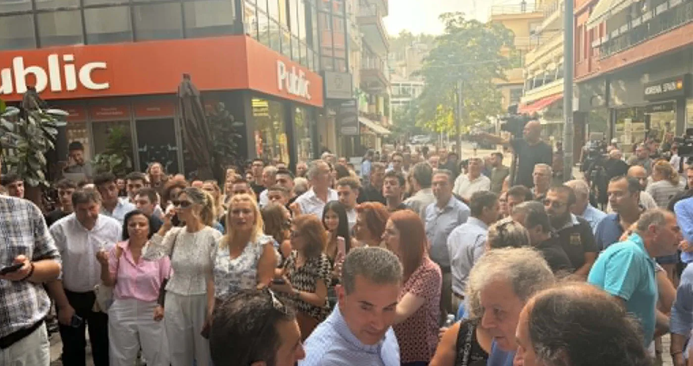 Εν αναμονή του Πρωθυπουργού στο Ode – The Place στην Κοζάνη – Οι πρώτες εικόνες του κόσμου που συγκεντρώθηκε