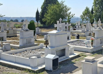 Εθελοντικός καθαρισμός στα κοιμητήρια της Ολυμπιάδας– Μεγάλη η ανταπόκριση των κατοίκων στο κάλεσμα της Κοινότητας