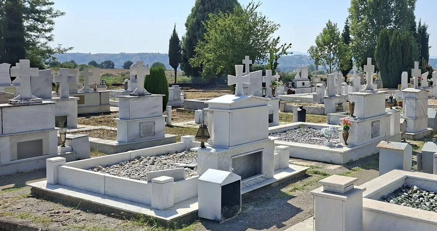Εθελοντικός καθαρισμός στα κοιμητήρια της Ολυμπιάδας– Μεγάλη η ανταπόκριση των κατοίκων στο κάλεσμα της Κοινότητας