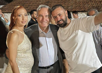 Ο Νίκος Παπαθανάσης χόρεψε ποντιακά στο προγλέντι της Ιωάννας και Μπάμπη Πουτογλίδη στην Ακρινή Κοζάνης (Βίντεο)