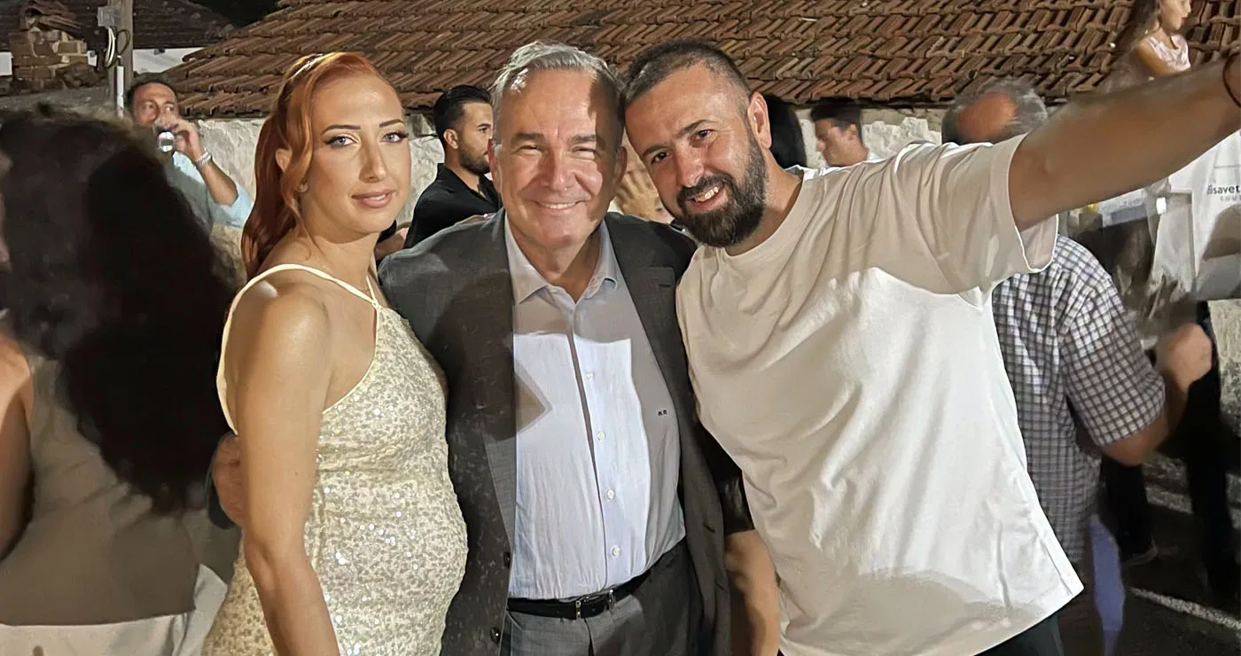 Ο Νίκος Παπαθανάσης χόρεψε ποντιακά στο προγλέντι της Ιωάννας και Μπάμπη Πουτογλίδη στην Ακρινή Κοζάνης (Βίντεο)