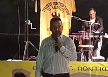 «Λύγισε» η σκηνή από συγκίνηση: Η αναφορά του Αλέξη Παρχαρίδη στον αδερφό του σε εκδήλωση στη Ροδόπη μία ημέρα μετά τη μεγάλη απώλεια