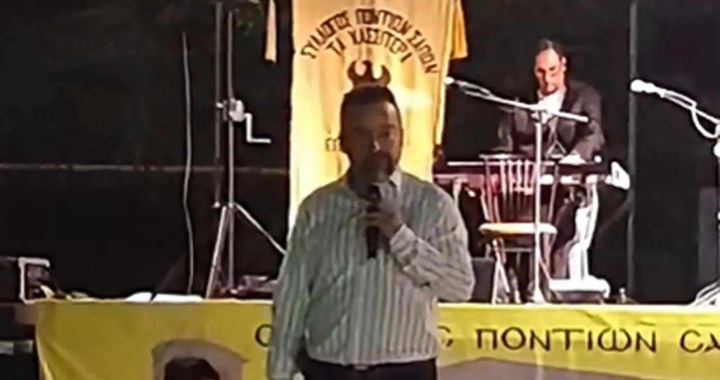 «Λύγισε» η σκηνή από συγκίνηση: Η αναφορά του Αλέξη Παρχαρίδη στον αδερφό του σε εκδήλωση στη Ροδόπη μία ημέρα μετά τη μεγάλη απώλεια