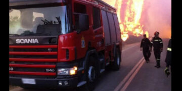 Γρεβενά: Πυροσβεστικό όχημα και πλήρωμα στη Χαλκιδική για τη μεγάλη φωτιά
