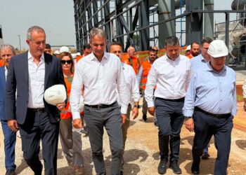 «Η ΔΕΗ δεν εγκαταλείπει τη Δυτική Μακεδονία» – Μητσοτάκης από τη μονάδα ΣΗΘΥΑ στην Καρδιά: «Περισσότερες και πιο καλοπληρωμένες θέσεις εργασίας»