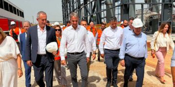 «Η ΔΕΗ δεν εγκαταλείπει τη Δυτική Μακεδονία» – Μητσοτάκης από τη μονάδα ΣΗΘΥΑ στην Καρδιά: «Περισσότερες και πιο καλοπληρωμένες θέσεις εργασίας»