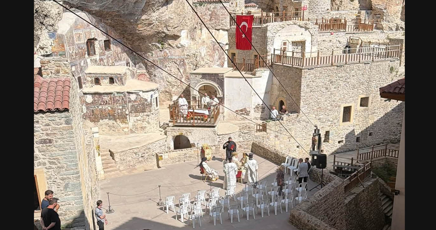 Συγκίνηση στην Παναγία Σουμελά στον Πόντο στη Θεία Λειτουργία για τα “Εννιάμερα” της Παναγίας (Video)