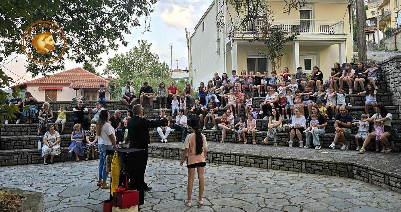 Μαγεία στο Λέχοβο: Μικροί και μεγάλοι γέμισαν την πλατεία για την παράσταση ταχυδακτυλουργού