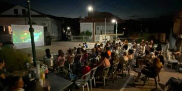Αναρράχη: Μια υπέροχη βραδιά στην πλατεία με θερινό σινεμά (φωτο)