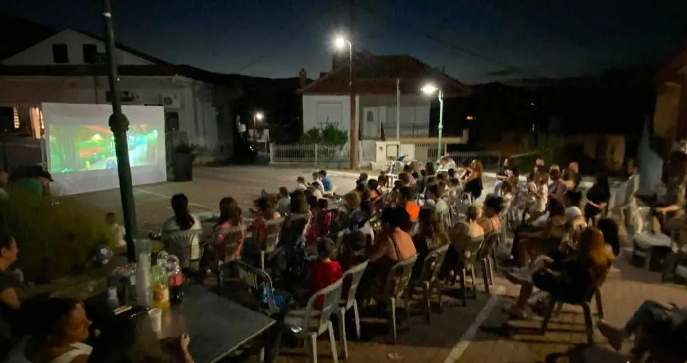 Αναρράχη: Μια υπέροχη βραδιά στην πλατεία με θερινό σινεμά (φωτο)