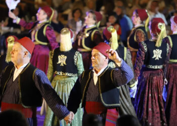 Βελβεντό: Χορός και μουσική στην κατάμεστη κεντρική πλατεία