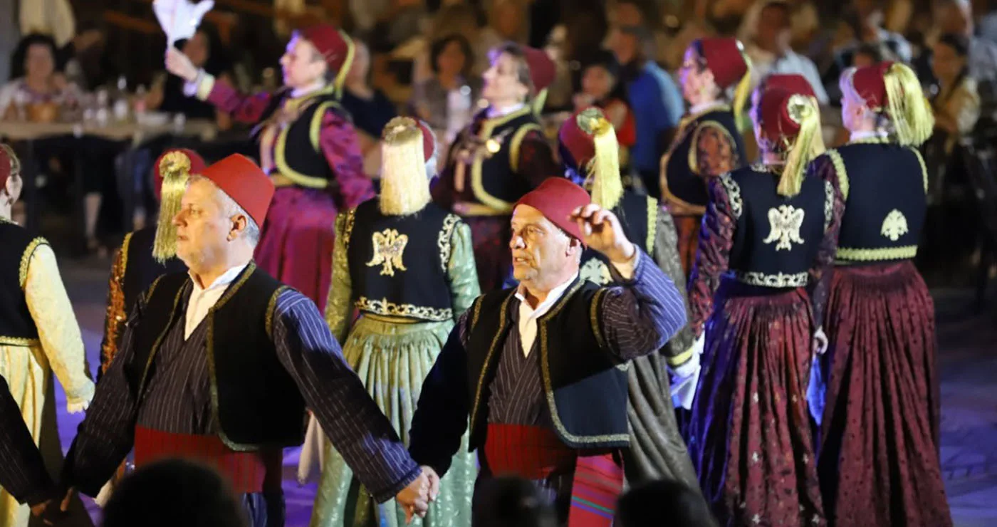 Βελβεντό: Χορός και μουσική στην κατάμεστη κεντρική πλατεία