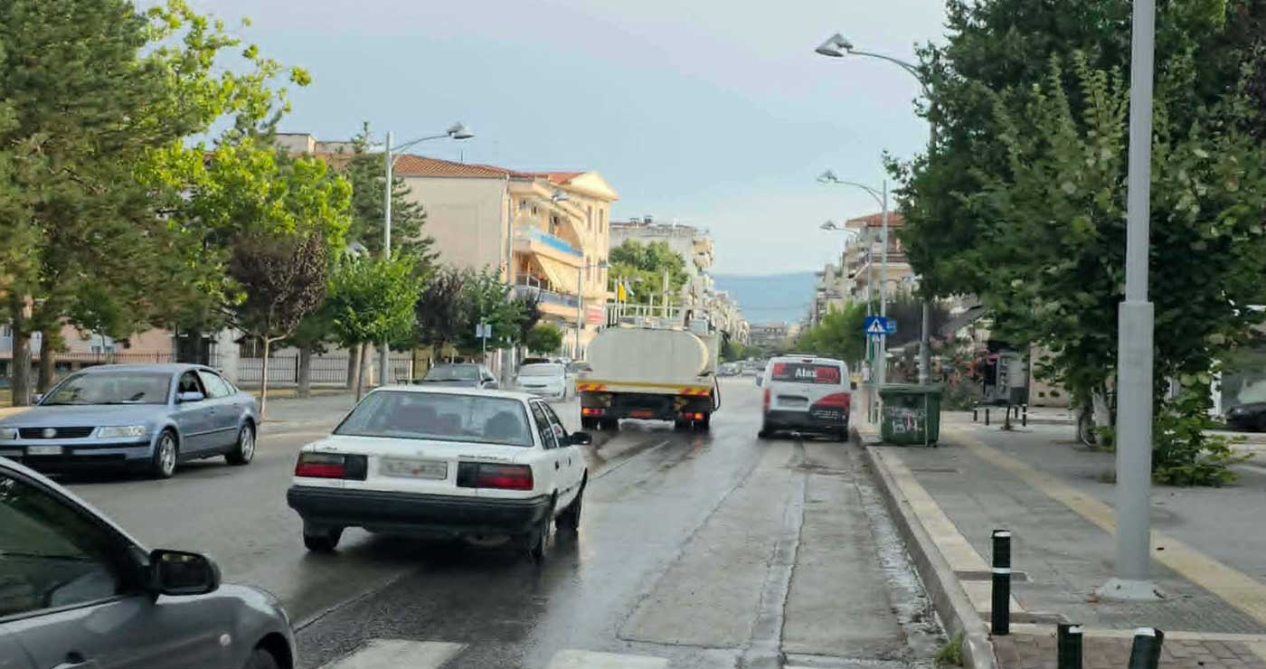 Στους δρόμους της Πτολεμαΐδας το βυτίο του Δήμου Εορδαίας για την αντιμετώπιση του καύσωνα (της Κούλας Πουλασιχίδου)