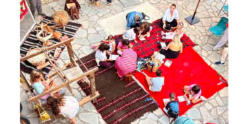 Από γενιά σε γενιά: Τα παιδιά του Συλλόγου Βλατσιωτών Πτολεμαΐδας γνώρισαν την τέχνη της υφαντικής (Φωτογραφίες)