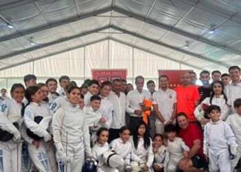 Φλώρινα: Πήρε το …ξίφος του ο Πρωθυπουργός – Συνάντηση με νεαρούς αθλητές ξιφομάχους