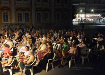 Ένα μεγάλο κοινό παρακολουθεί την παράσταση του Θεάτρου ΠΑΡΕΑ στην αυλή των σχολείων, στο πλαίσιο του πολιτιστικού καλοκαιριού Φλώρινας.