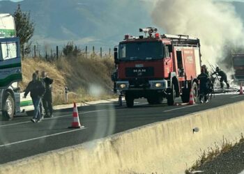 Εγνατία: Νταλίκα τυλίχθηκε στις φλόγες στο ύψος του Δρεπάνου – Επέμβαση της Πυροσβεστικής