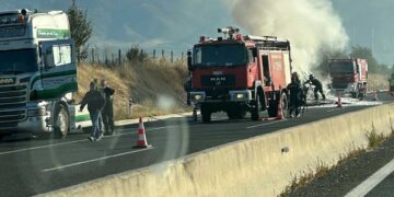 Εγνατία: Νταλίκα τυλίχθηκε στις φλόγες στο ύψος του Δρεπάνου – Επέμβαση της Πυροσβεστικής