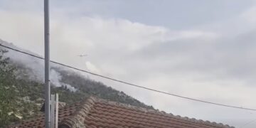 Κρυσταλλοπηγή: Στη μάχη και εναέρια μέσα για την φωτιά που μαίνεται σε δασική έκταση, κοντά στα πρώτα σπίτια του χωριού (video)