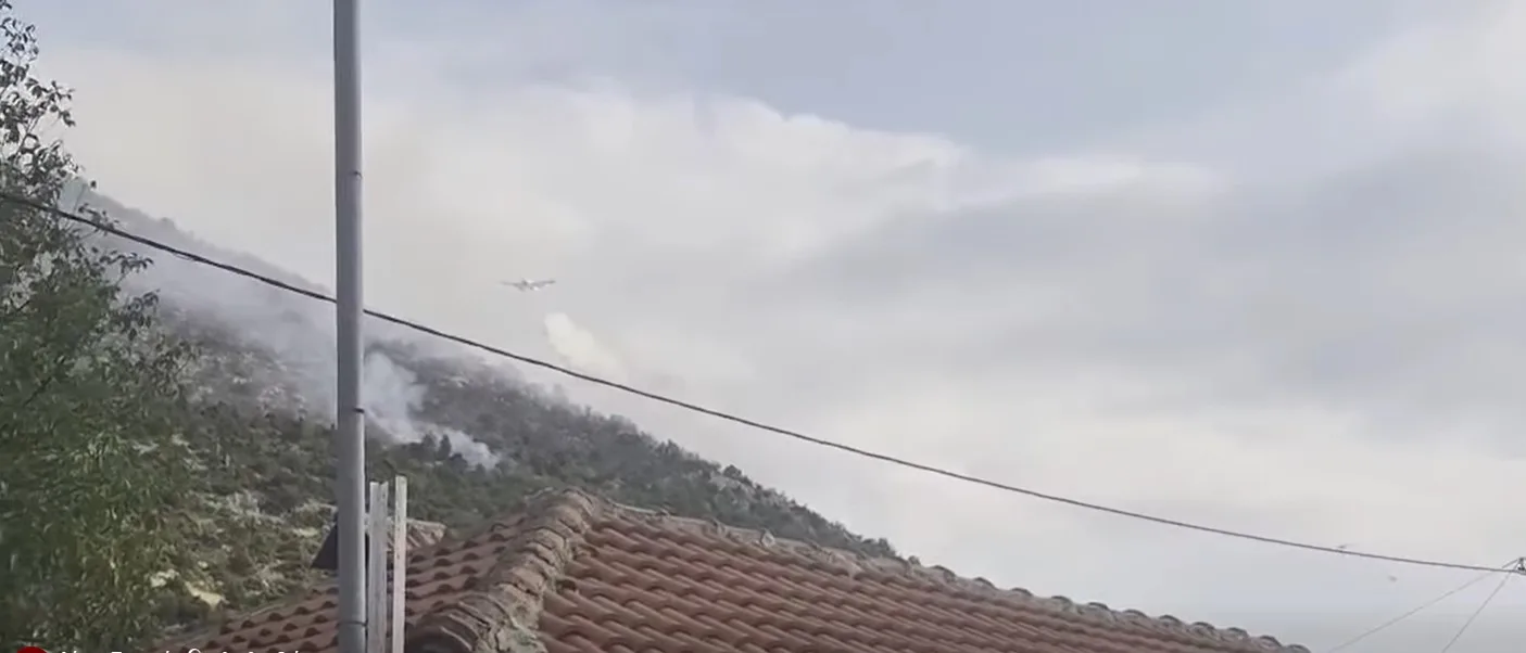 Κρυσταλλοπηγή: Στη μάχη και εναέρια μέσα για την φωτιά που μαίνεται σε δασική έκταση, κοντά στα πρώτα σπίτια του χωριού (video)
