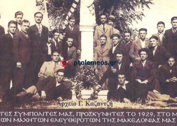 Φιλική προσφυγική παρέα στο Μνημείο πεσόντων μαχητών του Ναλμπάν κιοϊ, το 1929 – Από τη στήλη του Γ. Καζαντζή στον ΠΑΛΜΟ