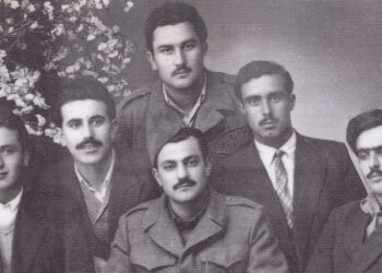 Μια υπέροχη, φιλική —συγγενική, παρέα του παρελθόντος, σε αναμνηστική φώτο το 1955 ή κάπου εκεί (;)- Από τη στήλη του Γ. Καζαντζή στον ΠΑΛΜΟ