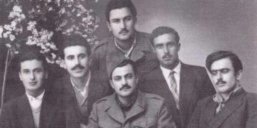Μια υπέροχη, φιλική —συγγενική, παρέα του παρελθόντος, σε αναμνηστική φώτο το 1955 ή κάπου εκεί (;)- Από τη στήλη του Γ. Καζαντζή στον ΠΑΛΜΟ