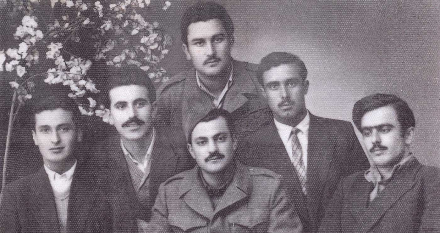 Μια υπέροχη, φιλική —συγγενική, παρέα του παρελθόντος, σε αναμνηστική φώτο το 1955 ή κάπου εκεί (;)- Από τη στήλη του Γ. Καζαντζή στον ΠΑΛΜΟ