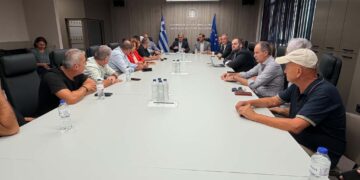 Κώτσηρας: «Κανένας πολίτης να μη στερείται πρόσβασης στο συγκοινωνιακό έργο»- Τι ειπώθηκε στη σύσκεψη με εκπροσώπους σχολών οδηγών, ΚΤΕΛ Αστικών και το πρόβλημα με τα ταξί της… Αλβανίας