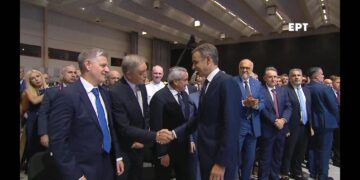 Χαμόγελα και χειραψία Μητσοτάκη- Κουκουλόπουλου στη ΔΕΘ μετά την κόντρα για το λιγνίτη(video)