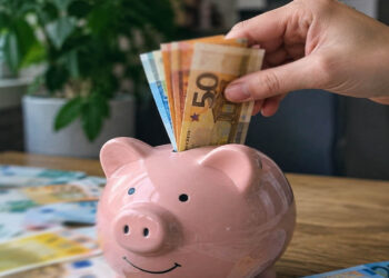 «Κουμπαράς» για κάθε παιδί: Το κράτος θα βάζει έως 1.200 ευρώ τον χρόνο – Πώς θα λειτουργεί