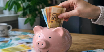 «Κουμπαράς» για κάθε παιδί: Το κράτος θα βάζει έως 1.200 ευρώ τον χρόνο – Πώς θα λειτουργεί