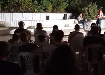 Εκρηκτικό γέλιο στην παράσταση «Τραβάω Ζόρι» από τη Θεατρική Ομάδα Σερβίων στο Αρχαιολογικό Μουσείο Αιανής