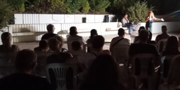 Εκρηκτικό γέλιο στην παράσταση «Τραβάω Ζόρι» από τη Θεατρική Ομάδα Σερβίων στο Αρχαιολογικό Μουσείο Αιανής