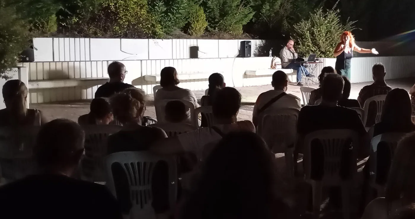 Εκρηκτικό γέλιο στην παράσταση «Τραβάω Ζόρι» από τη Θεατρική Ομάδα Σερβίων στο Αρχαιολογικό Μουσείο Αιανής