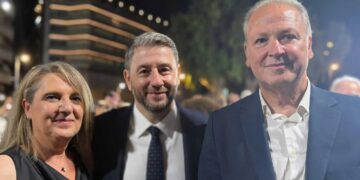 Τρεις του Σεπτέμβρη να περνάς…: Η Ολυμπία Τελιγιορίδου στην αγκαλιά του ΠΑΣΟΚ – Η φωτογραφία με τον Νίκο Ανδρουλάκη
