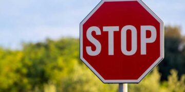 Πτολεμαΐδα: Πλαγιομετωπική σύγκρουση στην οδό Γουμεράς μετά από παραβίαση  STOP